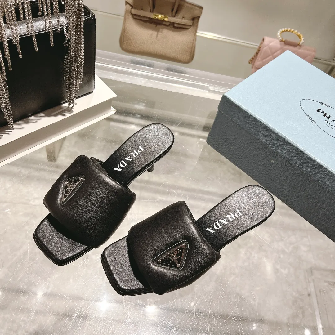 👟👟Ex-factory price 460👟👟 New hot model 🔥 🔥 🔥 4046SS Prada mid-heeled slippers. PRADA top version, original last, one-to-one zero-distance creation! Use the best materials to create the best shoes! Fabric: Imported sheepskin fabric Lining: Imported sheepskin lining Outsole: Really big Italian leather sole! Heel height: 6.5cm Size: 35-39